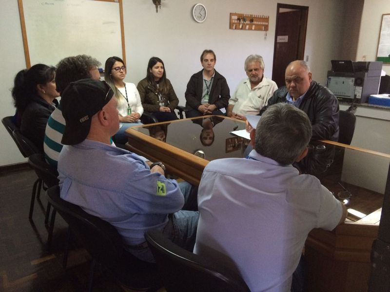 Presidente Oliveira Filho com os funcionários da Regional de Guarapuava