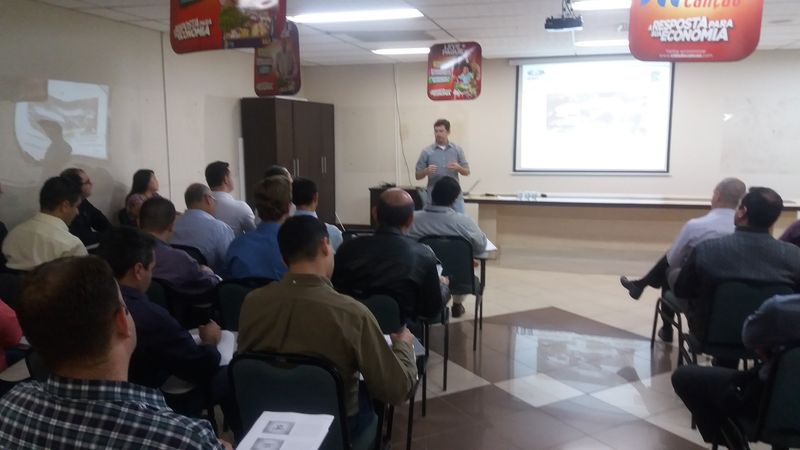 Palestra para supermercadistas na Regional de Maringá